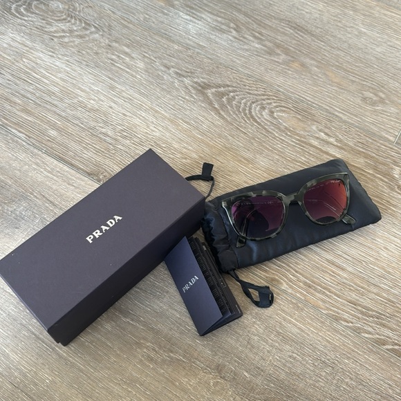 Prada sunglasses - Picture 4 of 5